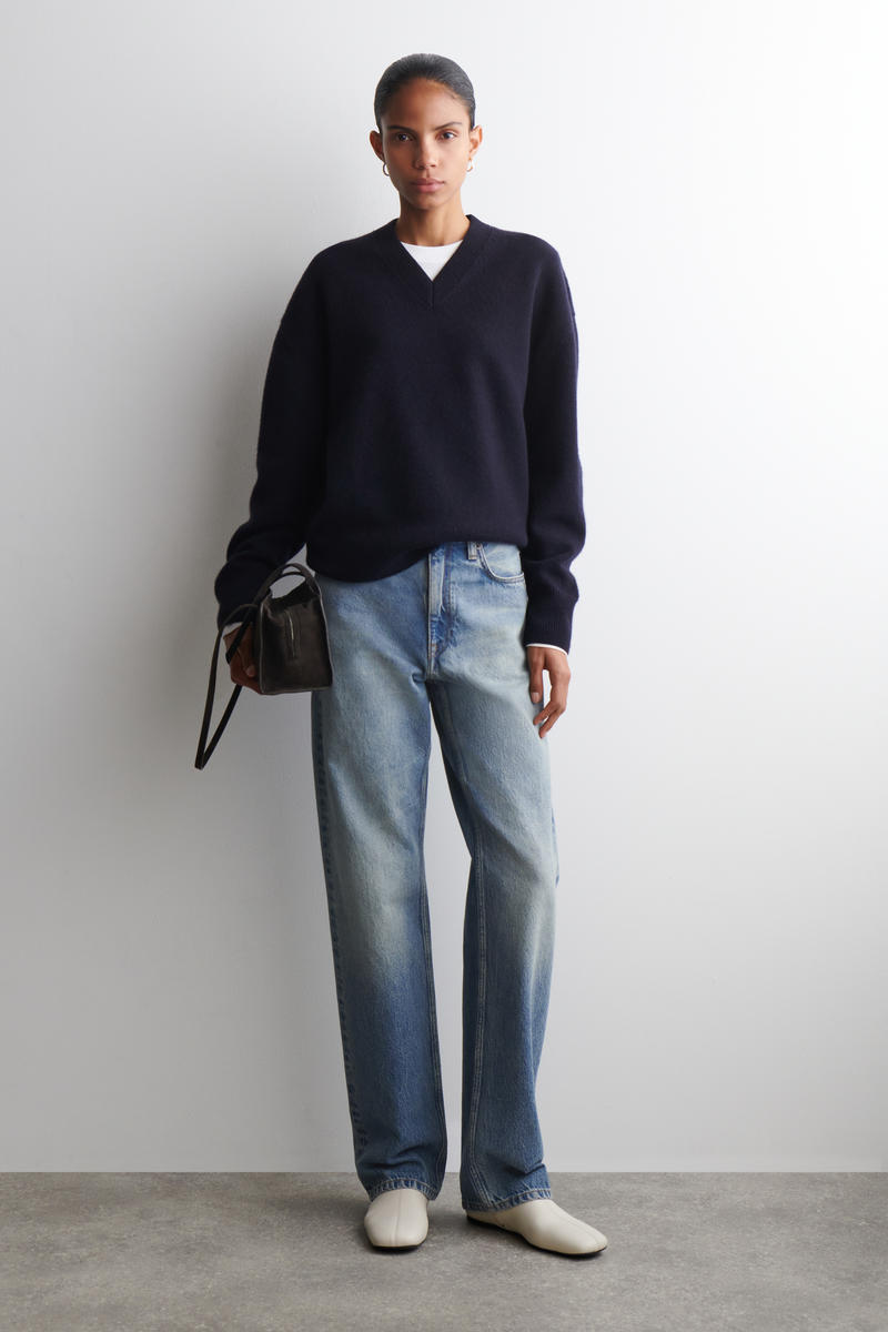 COS ラウンドウールVネックセーター