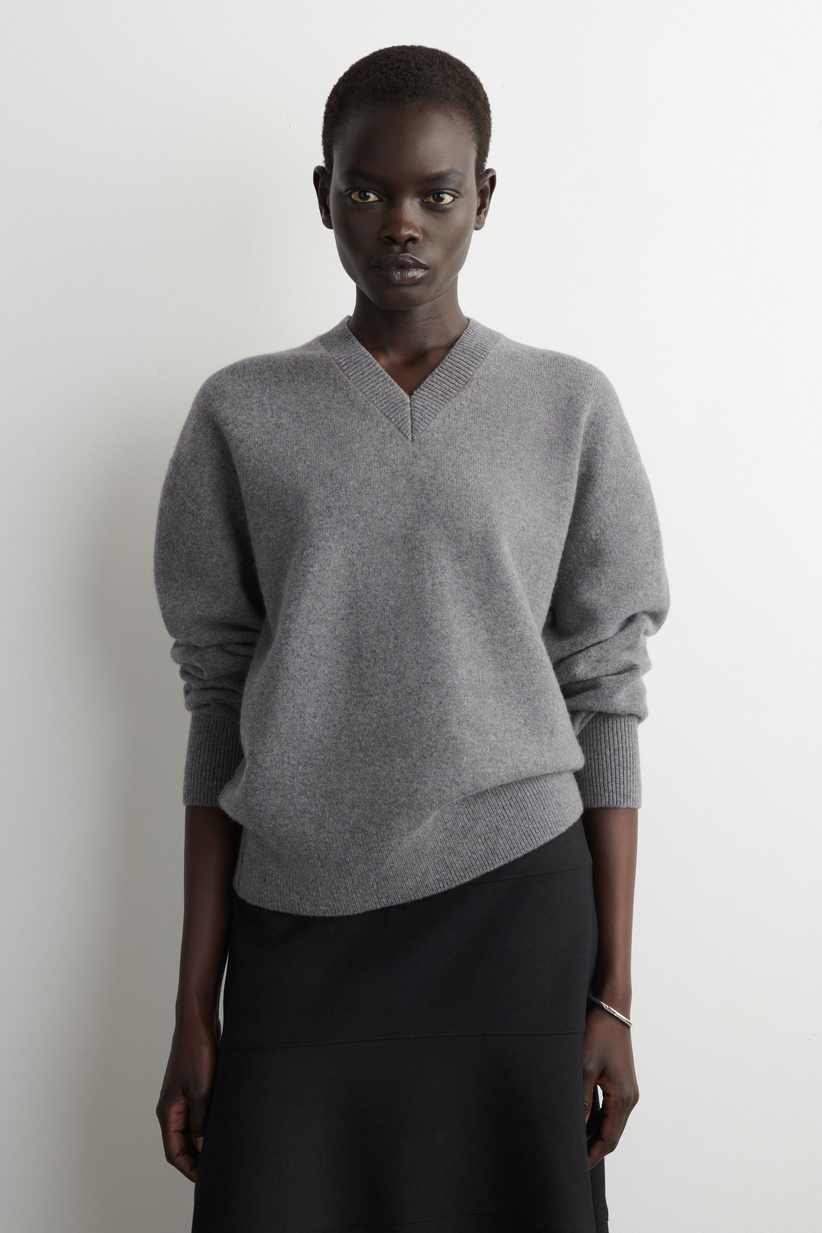 グレーニットp.v.cos様 ROUNDED WOOL V-NECK JUMPER ラウンドウールVネックセーター グレー