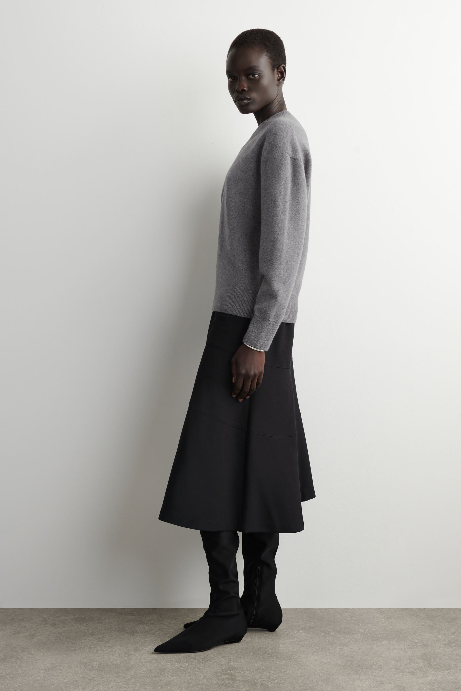ROUNDED WOOL V-NECK JUMPER ラウンドウールVネックセーター グレー