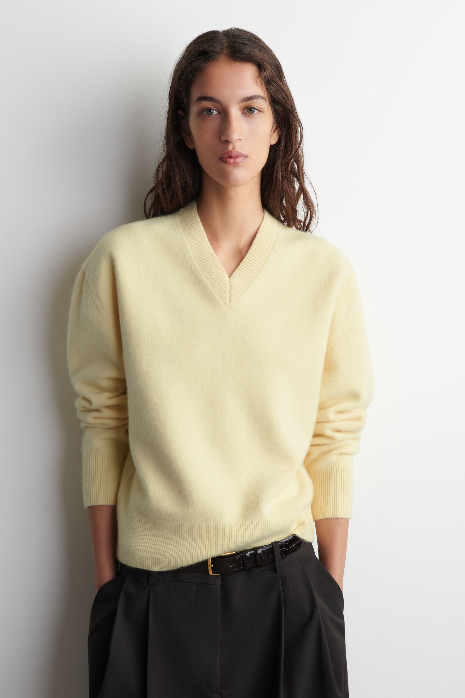 ROUNDED WOOL V-NECK JUMPER ラウンドウールVネックセーター バター 