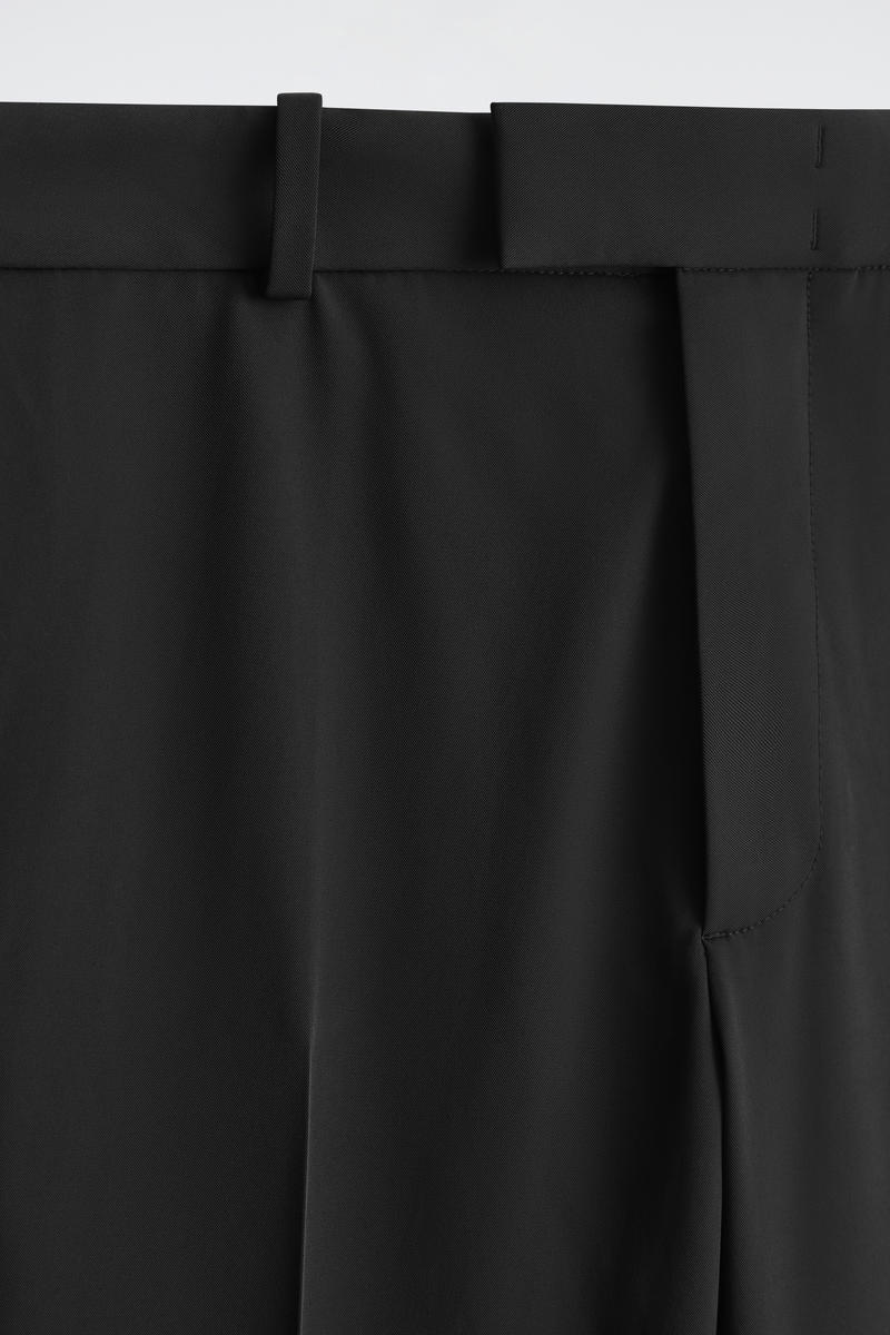 COS ツイルスリムフィット　ストレートレッグパンツ