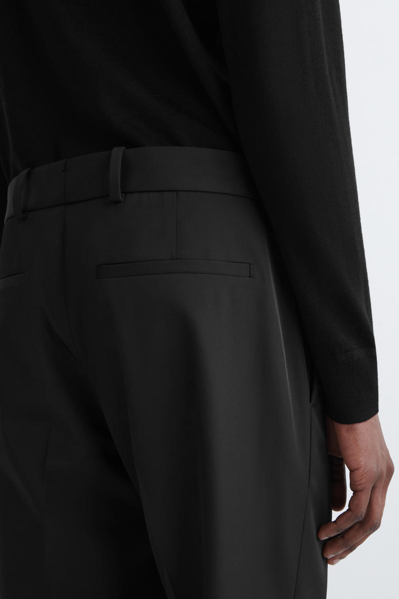 COS ツイルスリムフィット　ストレートレッグパンツ