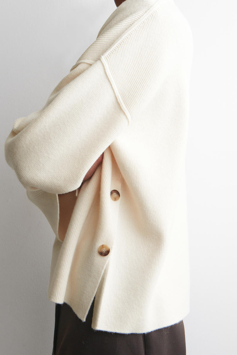 COS ホワイト レイヤードメリノウールセーター アイボリー LAYERED MERINO WOOL JUMPER レイヤードメリノウールセーター エクリュ