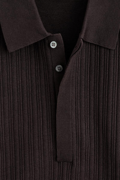 COS テクスチャードパネル　コットンポロシャツ