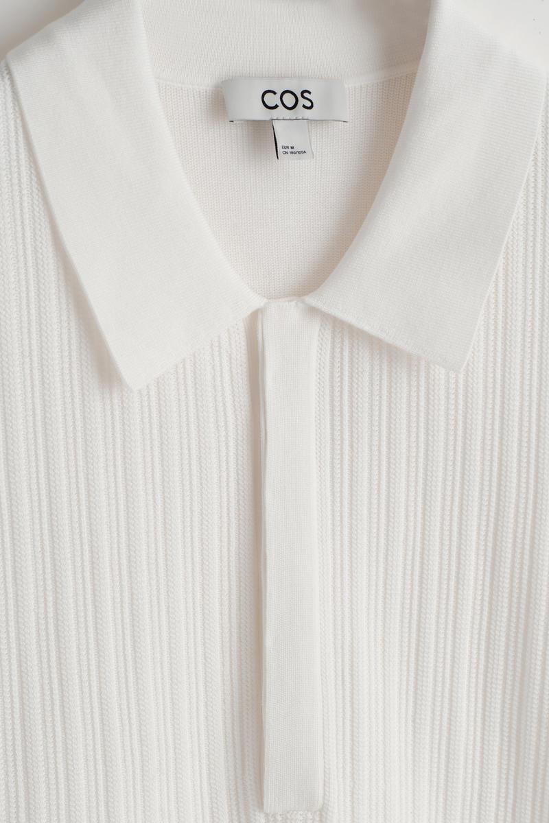 COS テクスチャードパネル　コットンポロシャツ