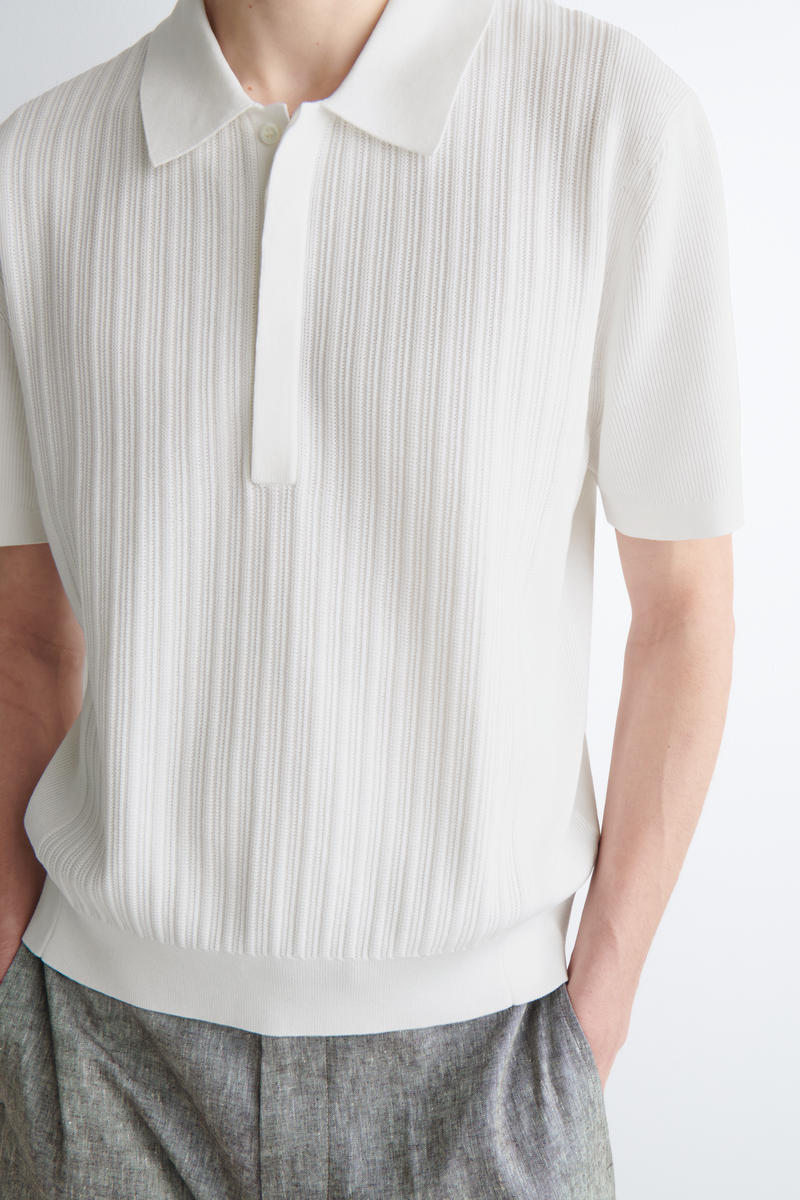 COS テクスチャードパネル　コットンポロシャツ