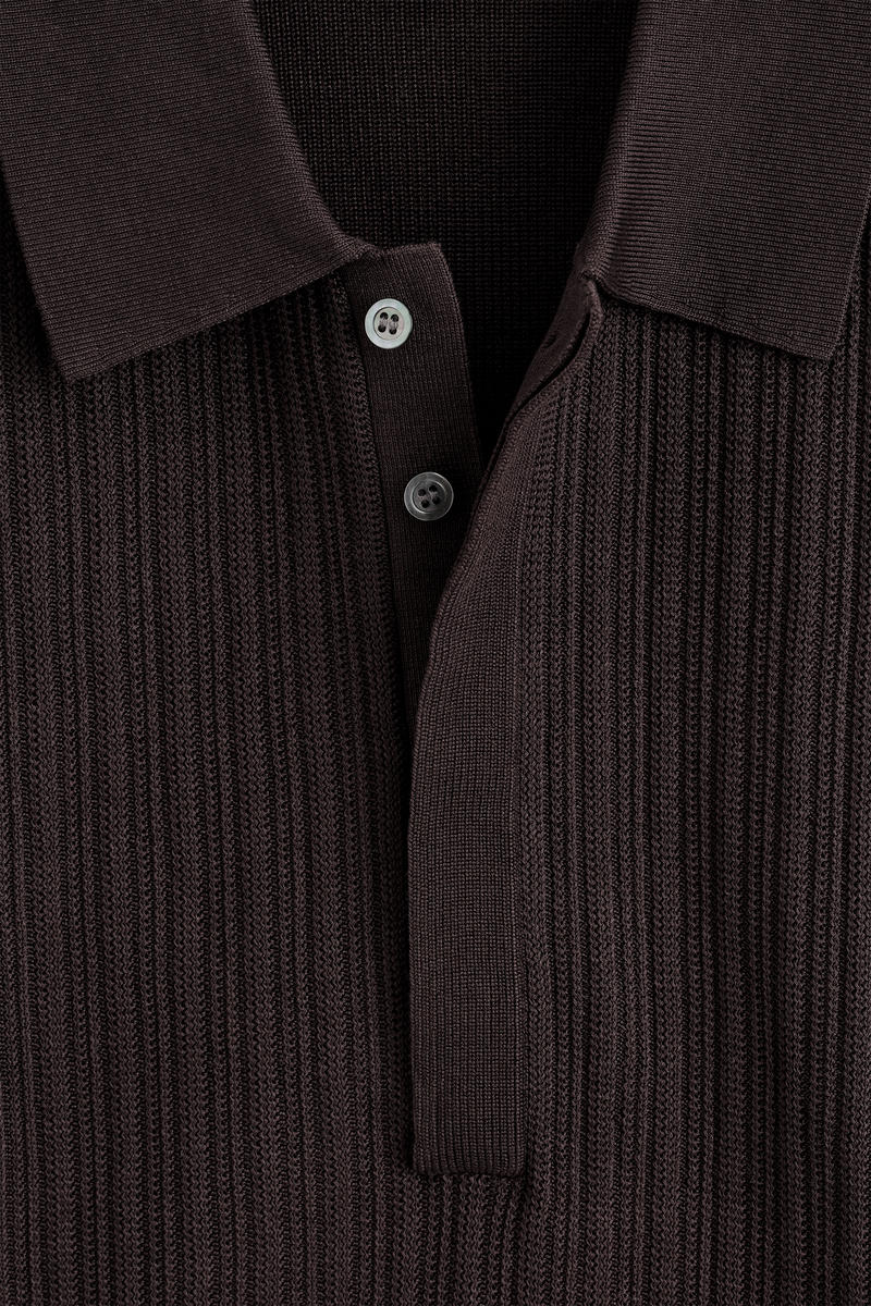 COS テクスチャードパネル　コットンポロシャツ