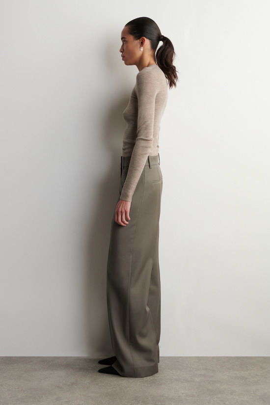 COS テーラードウールツイルブーツカットパンツ