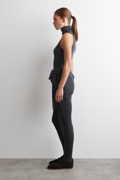 COS メリノウールハイネックトップ