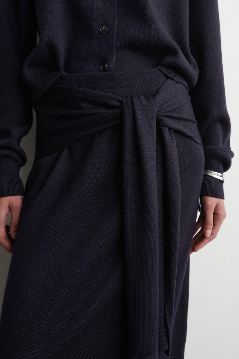 COS タイウエストメリノウールミディスカート