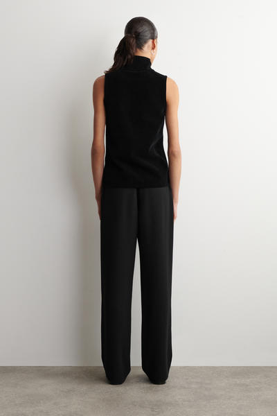 COS シェニールファンネルネックベスト