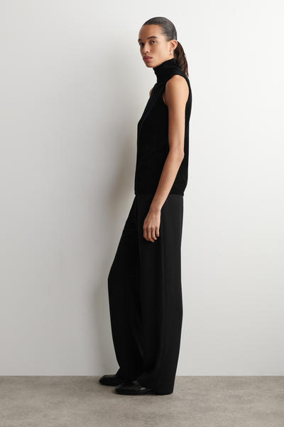 COS シェニールファンネルネックベスト