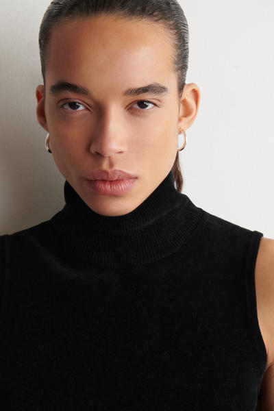 COS シェニールファンネルネックベスト