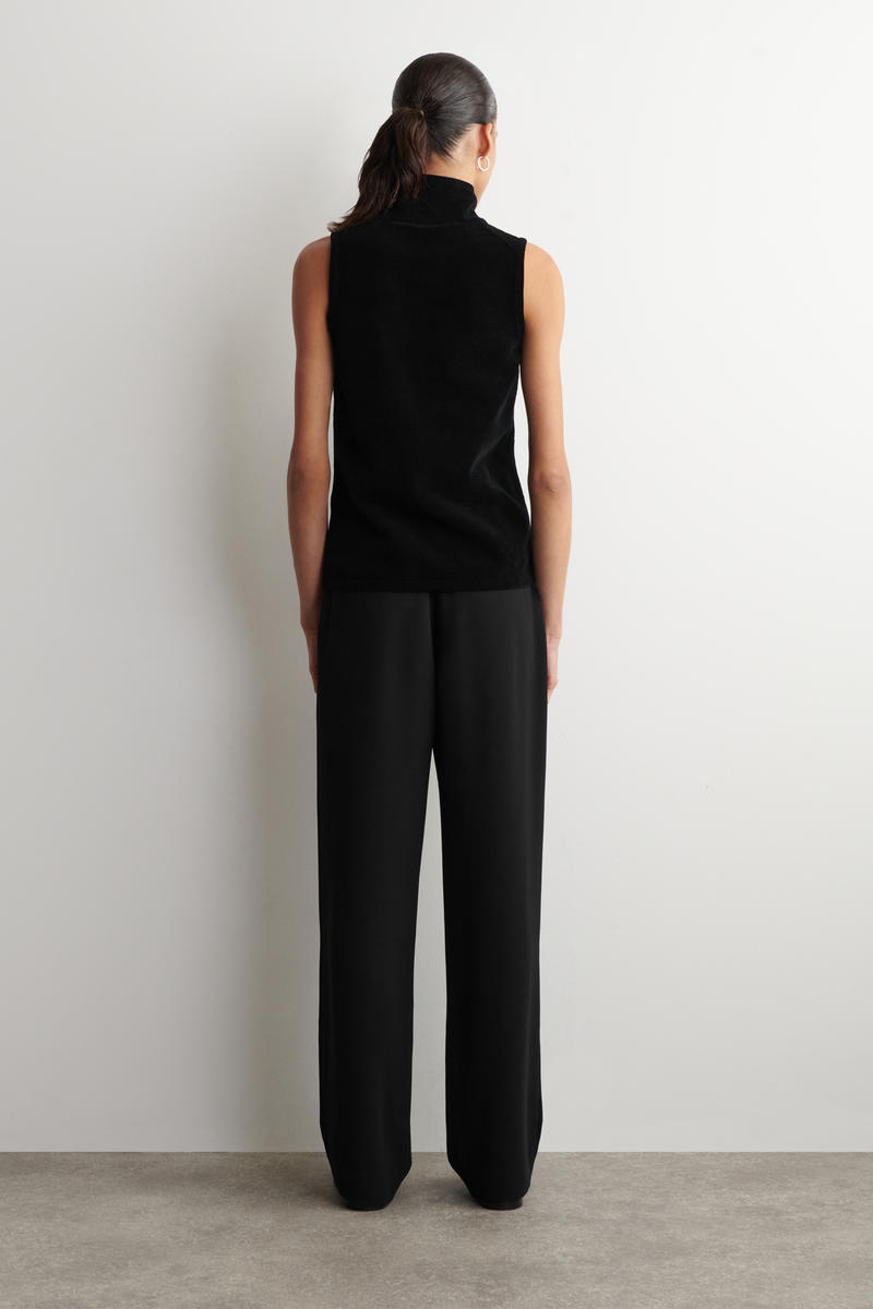 COS シェニールファンネルネックベスト