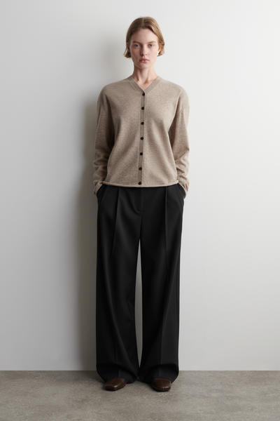 COS メリノウールVネックカーディガン