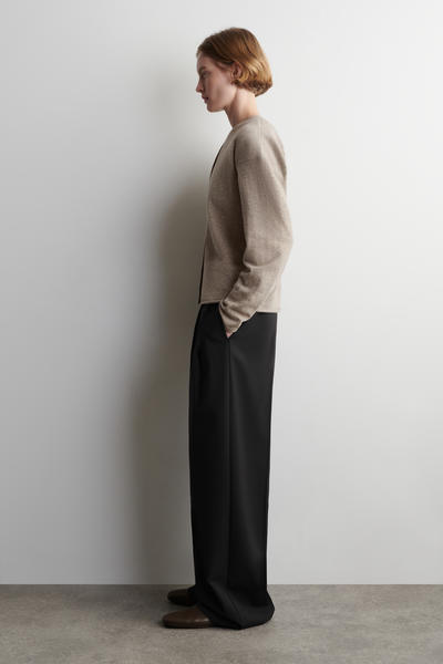 COS メリノウールVネックカーディガン