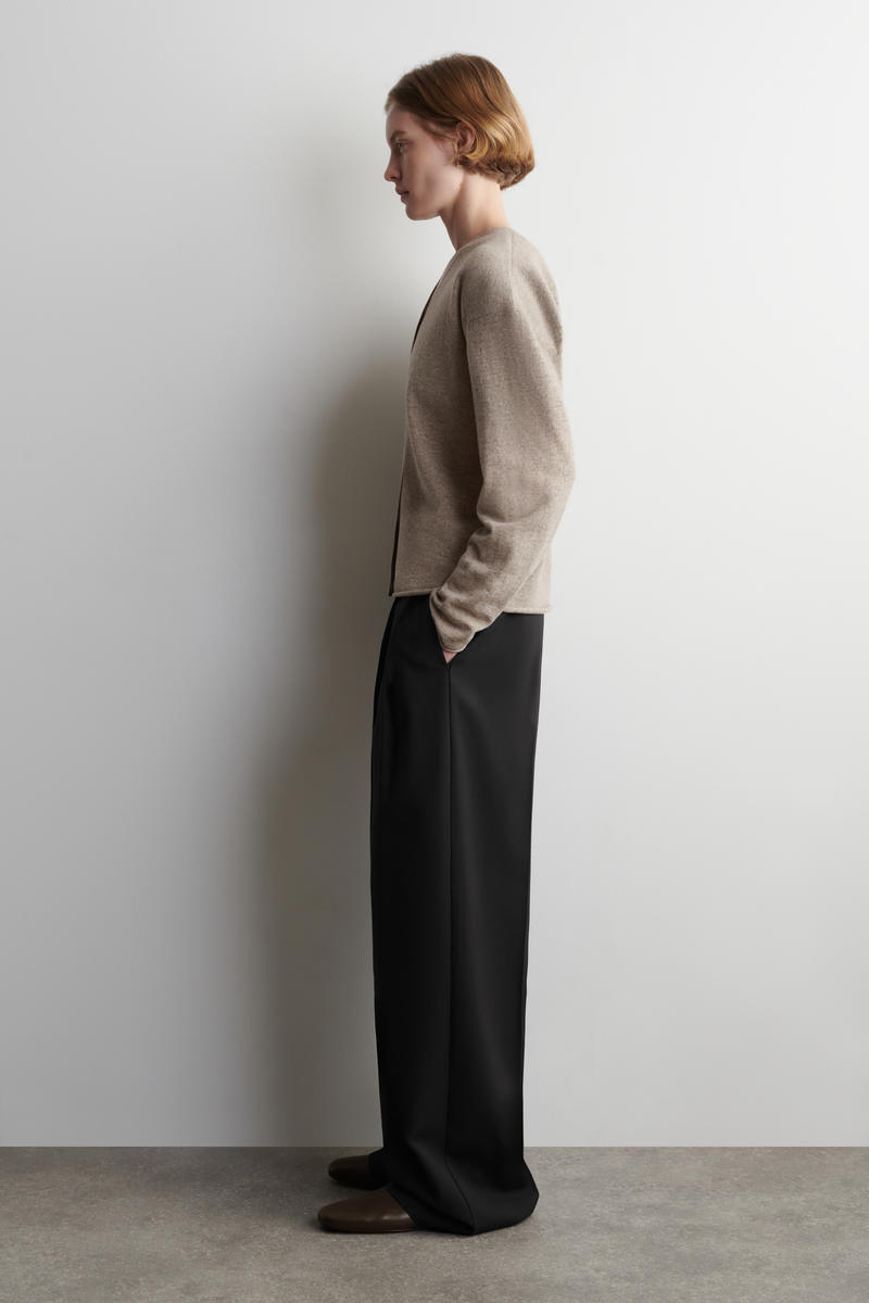 COS メリノウールVネックカーディガン