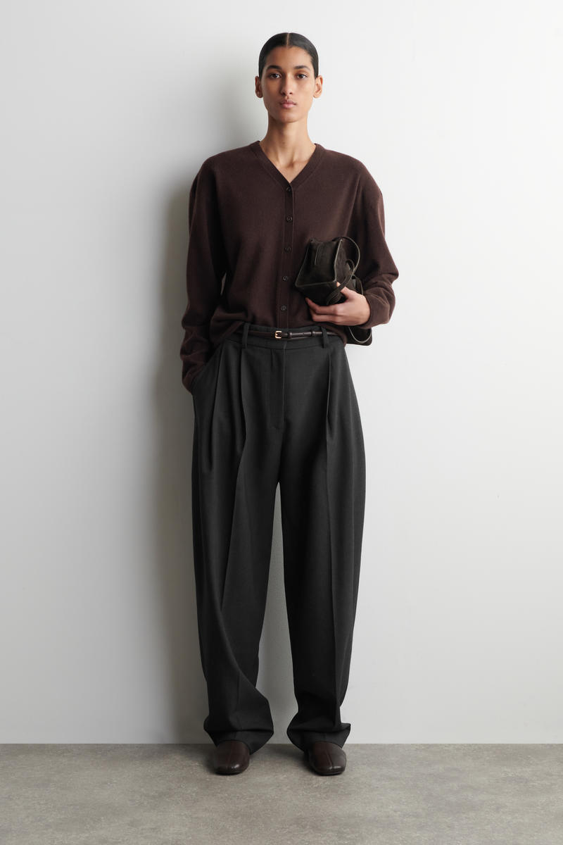 COS メリノウールVネックカーディガン