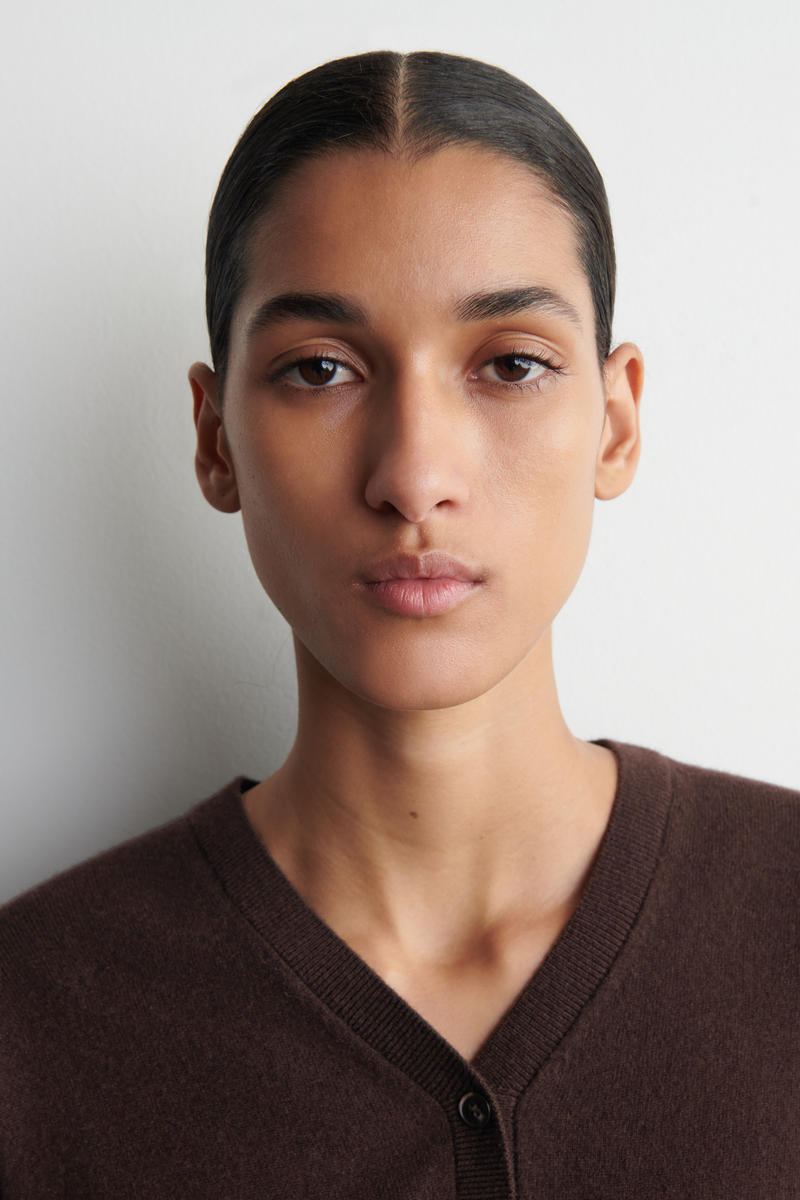 COS メリノウールVネックカーディガン