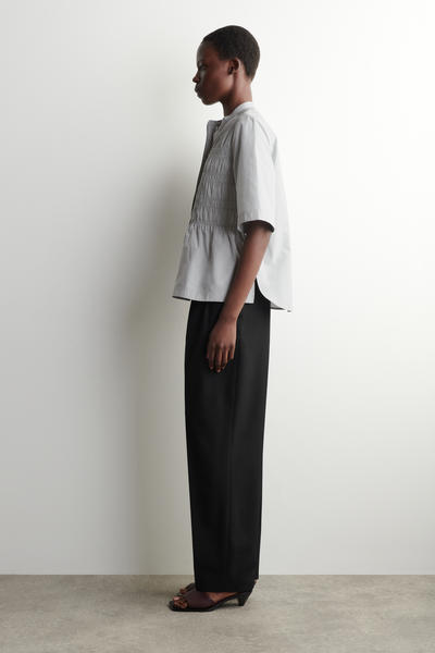 COS フリル付きコットンブラウス