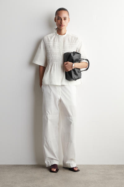 COS フリル付きコットンブラウス