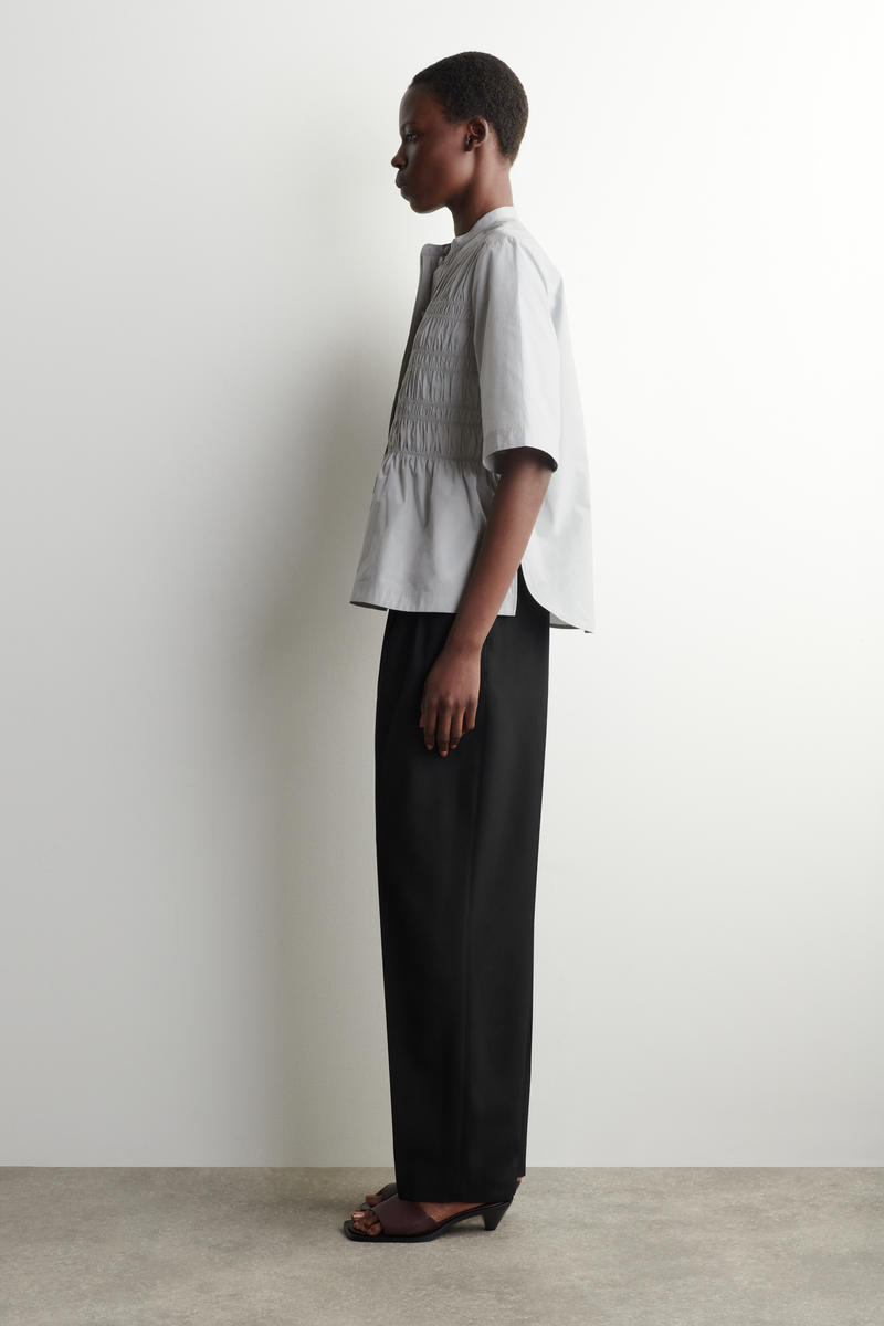 COS フリル付きコットンブラウス