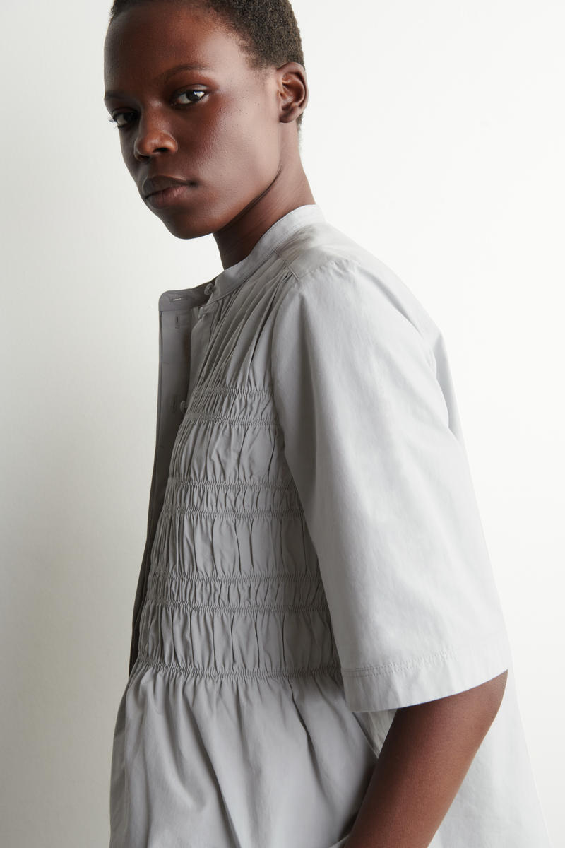 COS フリル付きコットンブラウス