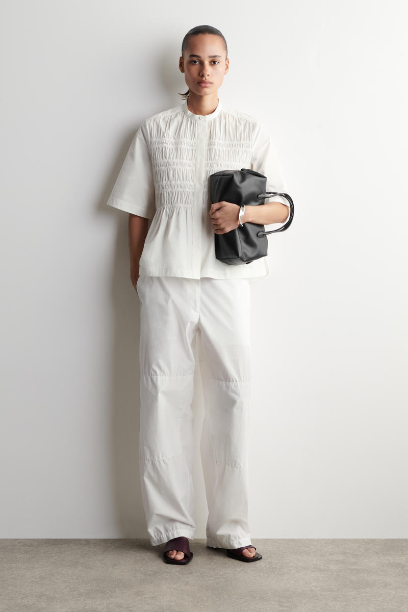 COS フリル付きコットンブラウス