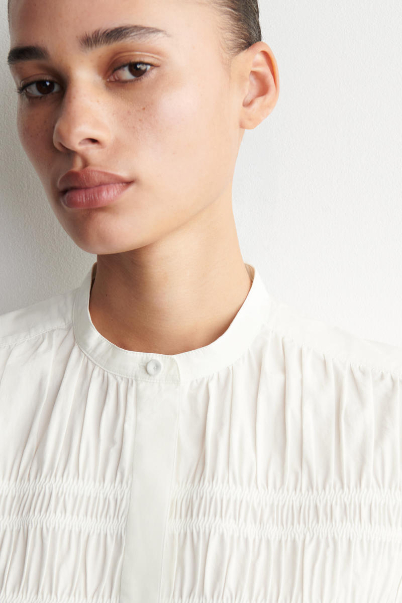 COS フリル付きコットンブラウス