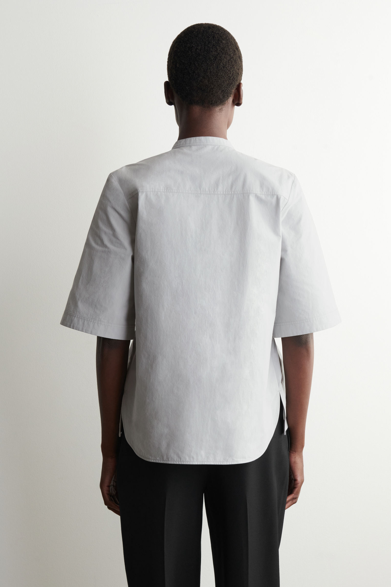 RUCHED COTTON BLOUSE フリル付きコットンブラウス ライトグレー｜COS 