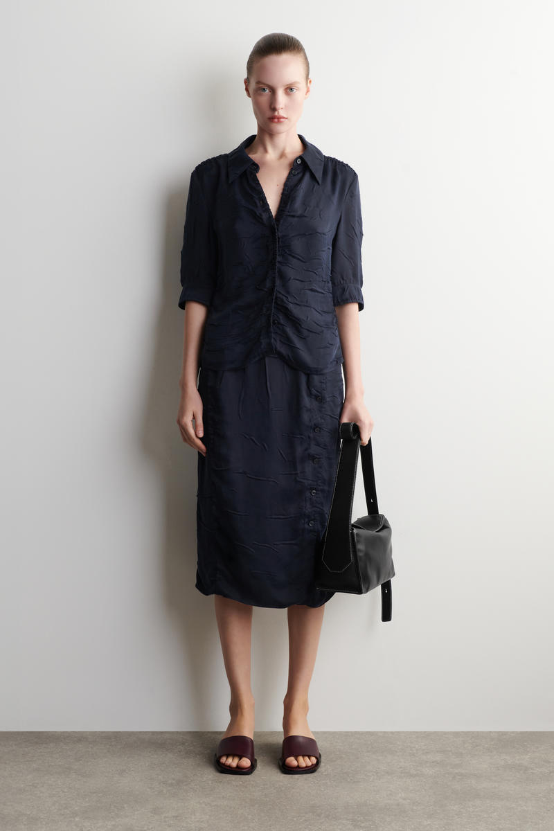 COS ギャザード しわ加工シャツ