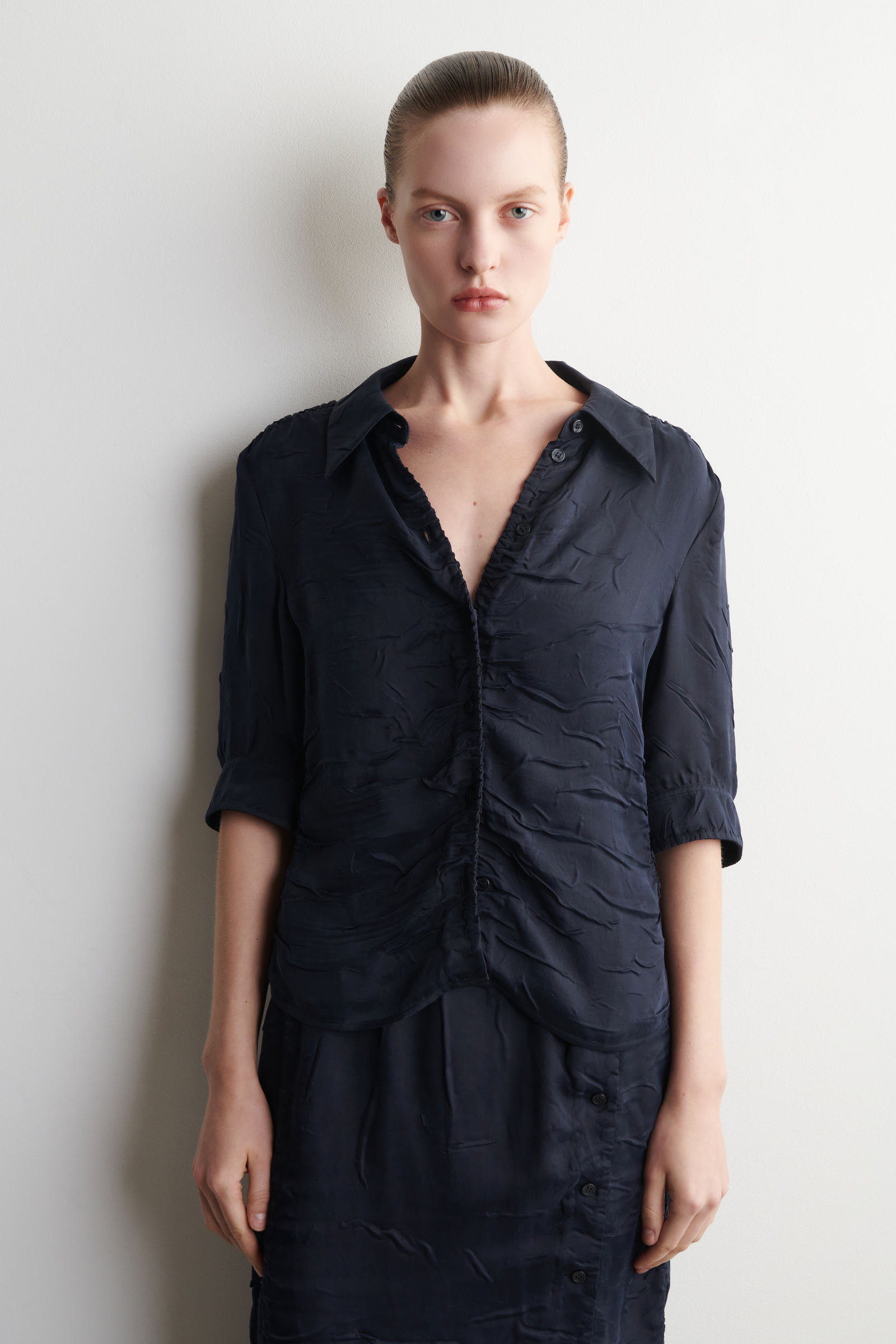 GATHERED CRINKLED SHIRT ギャザード しわ加工シャツ ネイビー｜COS