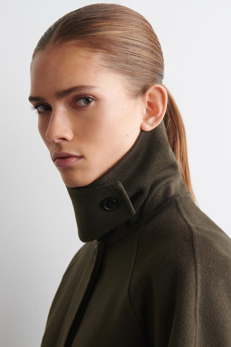 COS ファネルネックダブルフェイスウールショートコート