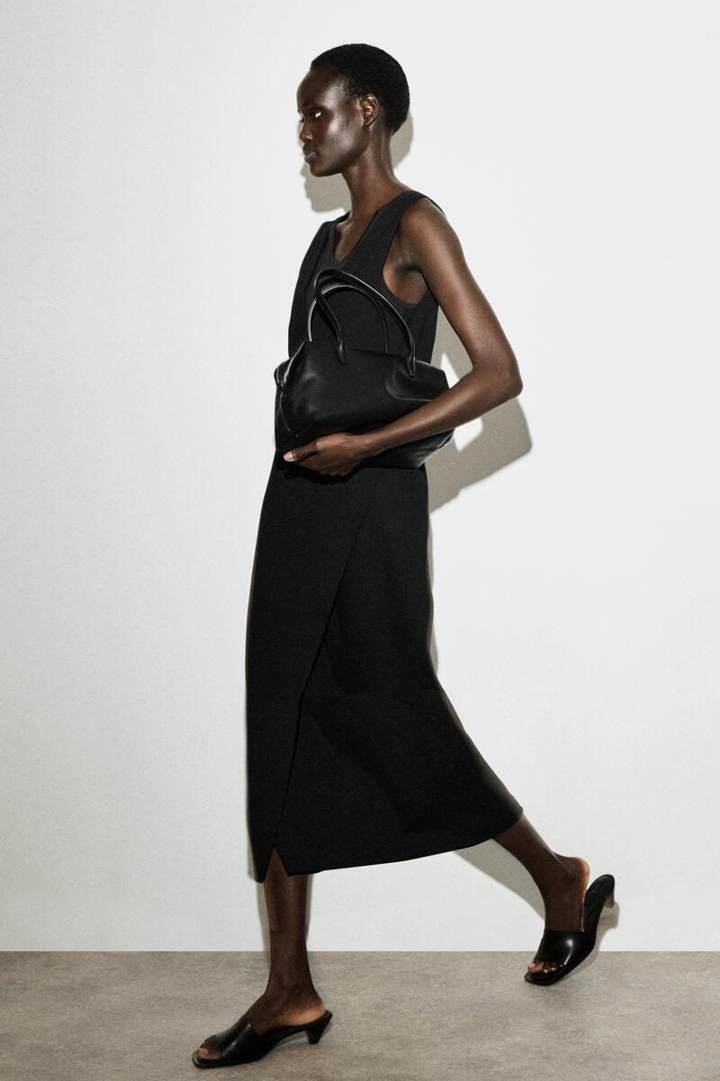 COS Vネックラップミディドレス