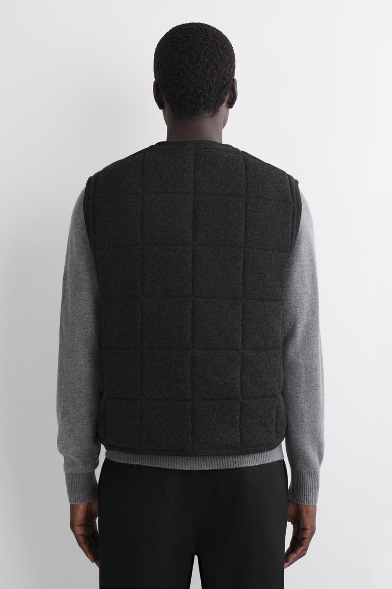 COS パッド入りキルティング編みメリノウールジレ