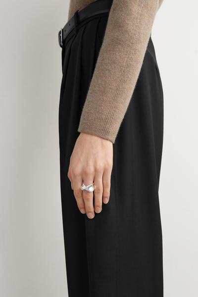 COS ツイステッドリボンリング