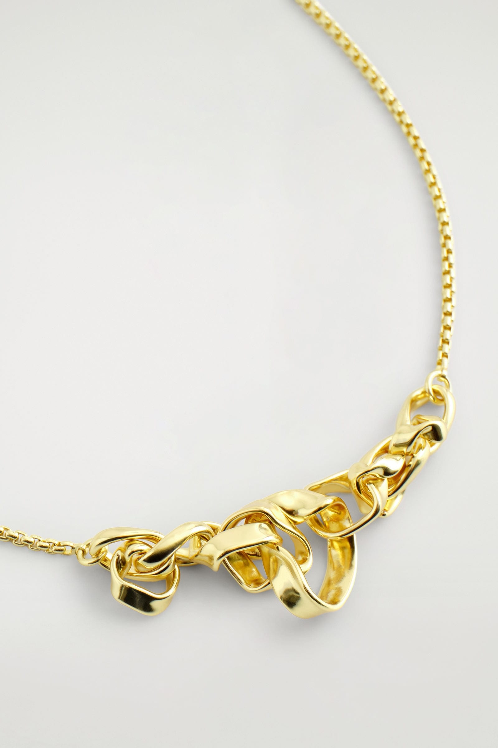 TWISTED RIBBON NECKLACE ツイストリボンネックレス ゴールド｜COS 