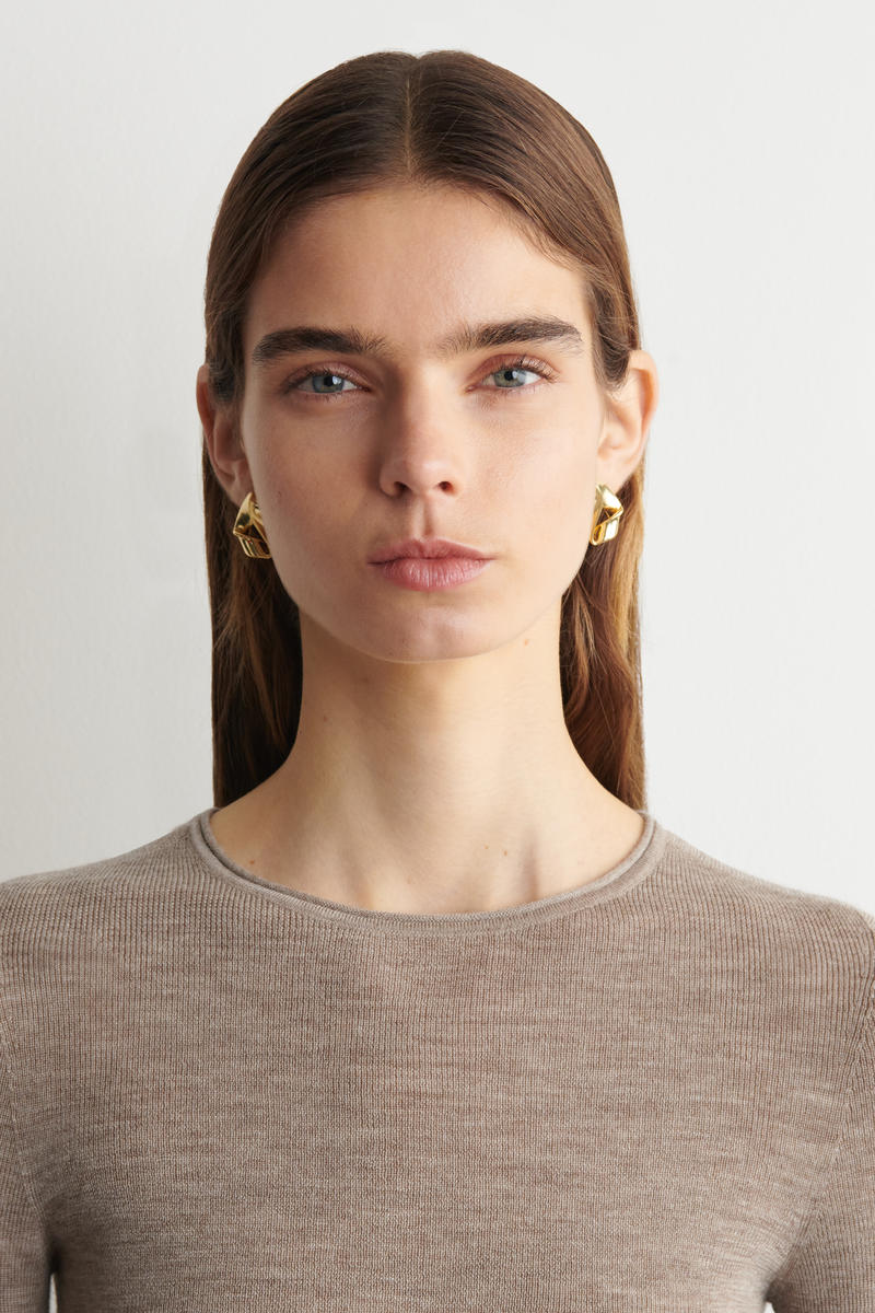 COS ツイストリボンスタッドピアス