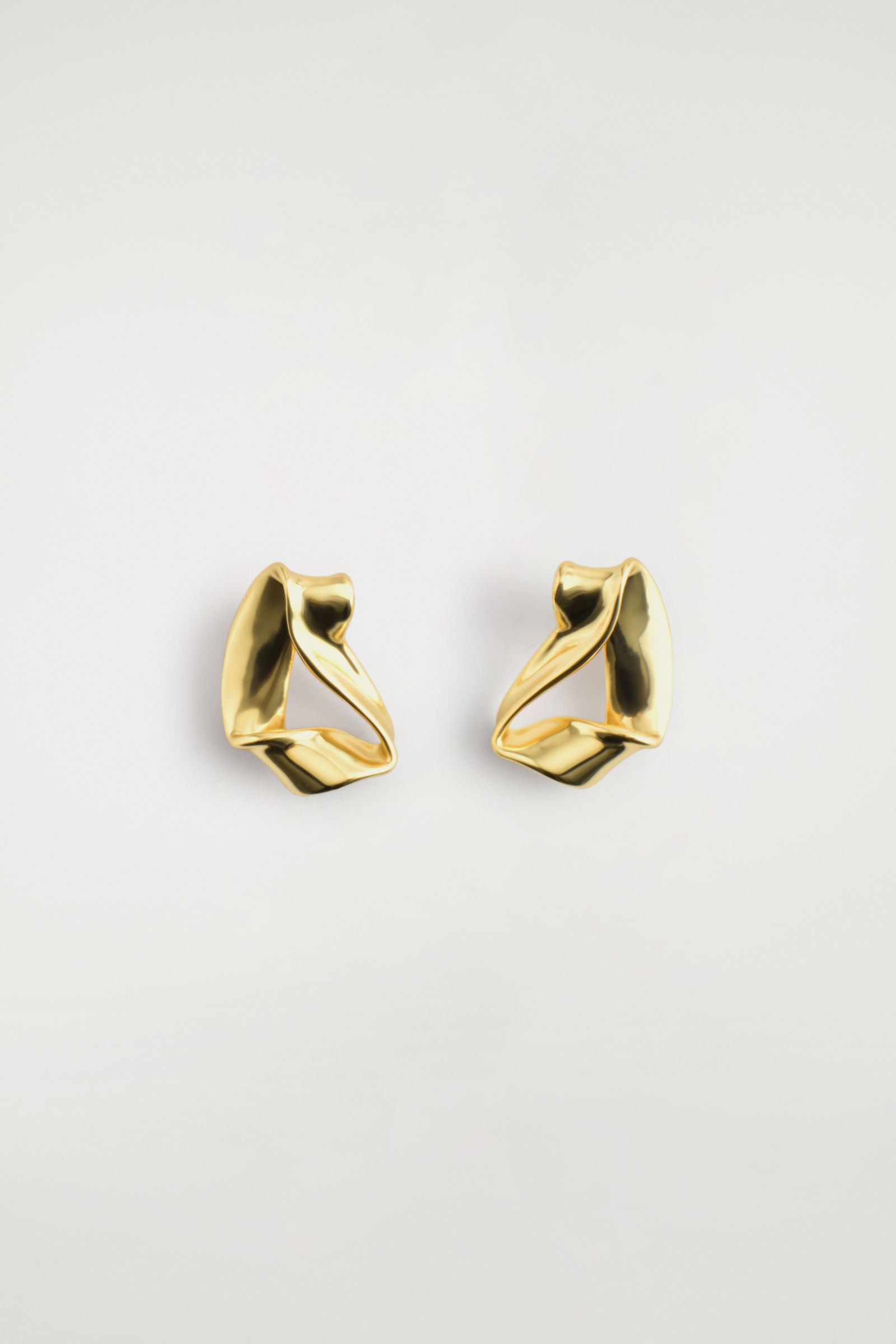 TWISTED RIBBON STUD EARRINGS ツイストリボンスタッドピアス ゴールド 