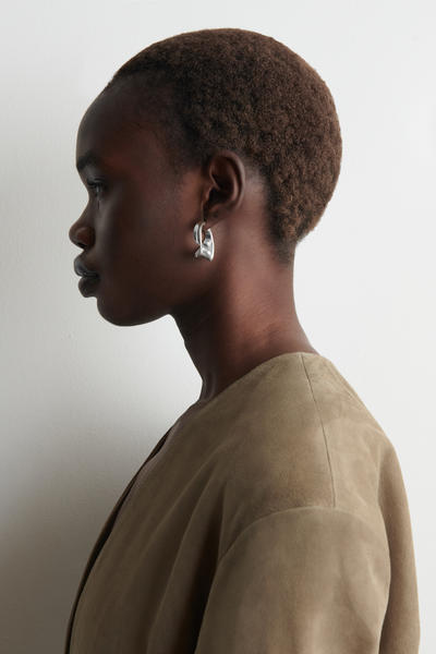 COS ツイストリボン フープピアス