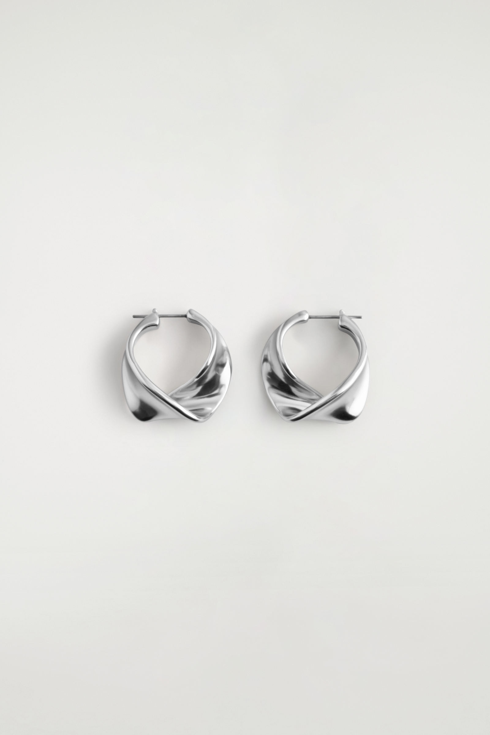 TWISTED RIBBON HOOP EARRINGS ツイストリボン フープピアス シルバー 