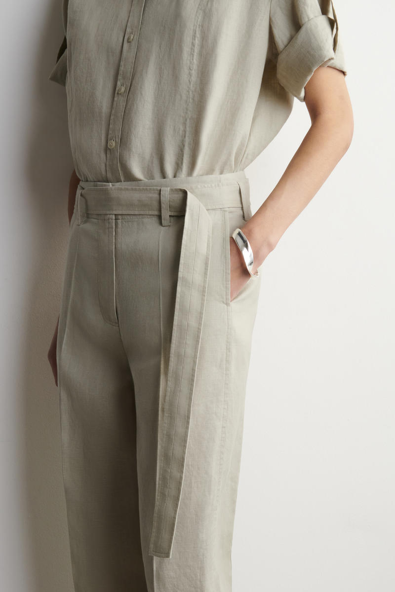 COS ベルト付きリネンバレルレッグパンツ
