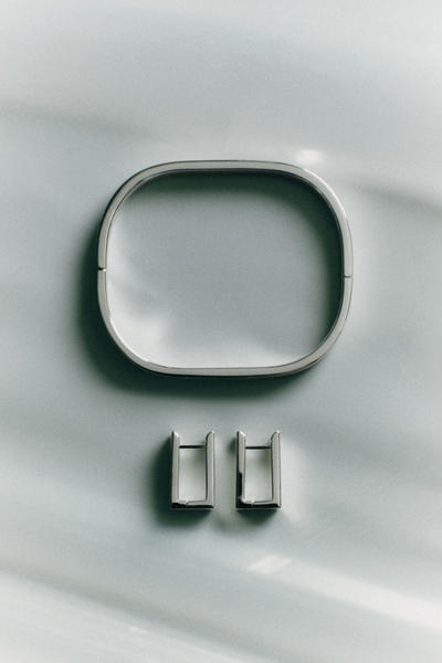 COS カーブド レクタングル バングル