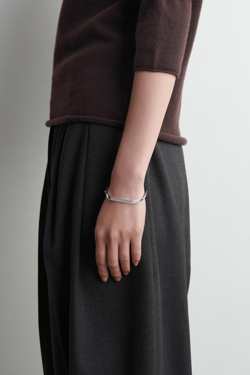 COS カーブド レクタングル バングル