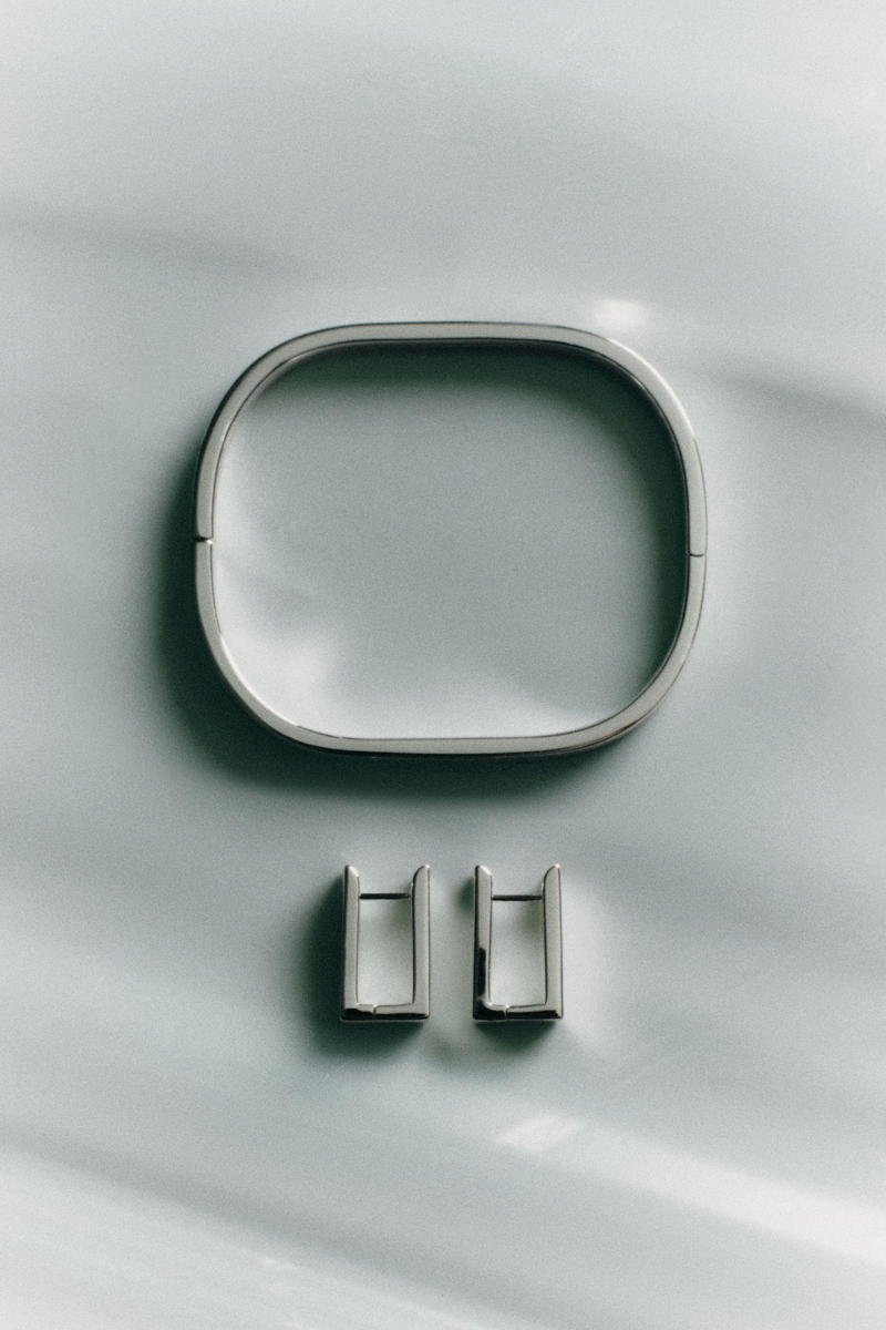 COS カーブド レクタングル バングル