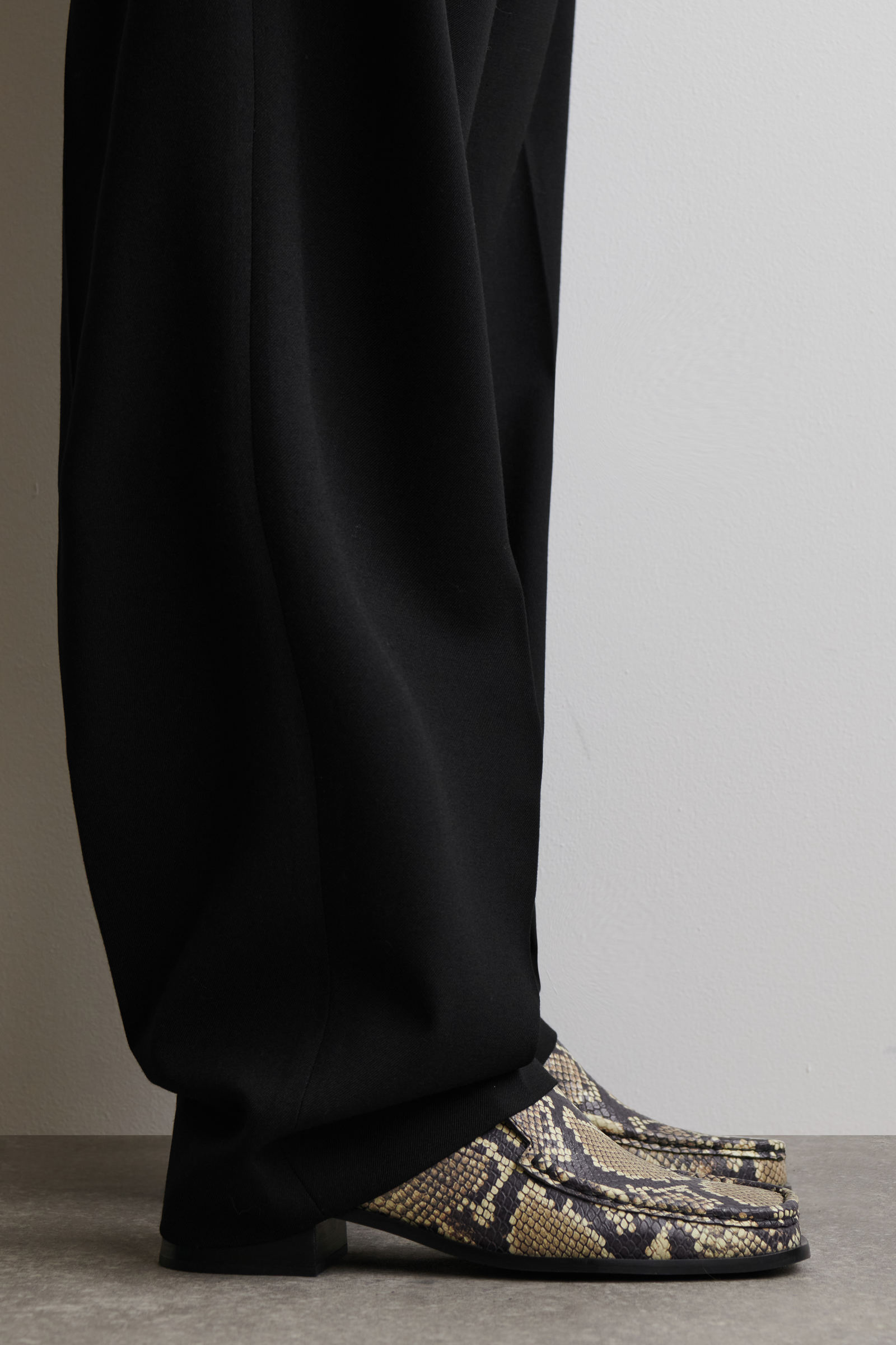 SQUARE-TOE LEATHER HEELED LOAFERS スクエアトゥ ヒールローファー