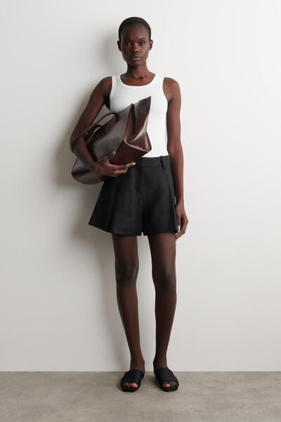 COS プリーツ入りベルト付き リネンショーツ