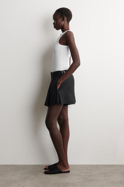 COS プリーツ入りベルト付き リネンショーツ