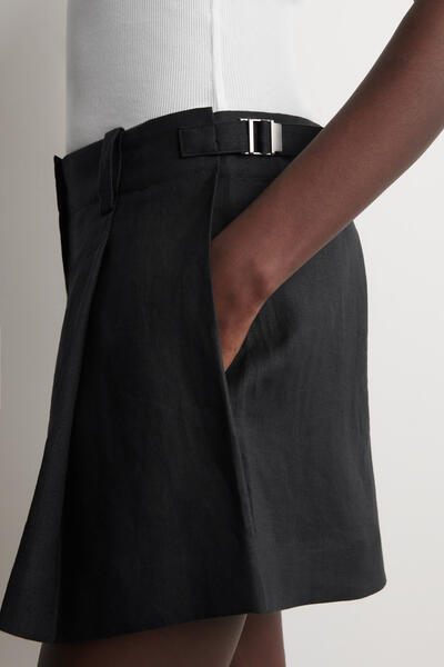 COS プリーツ入りベルト付き リネンショーツ