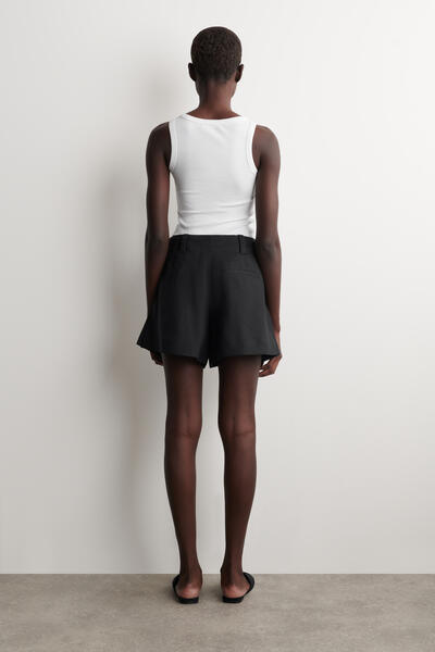 COS プリーツ入りベルト付き リネンショーツ